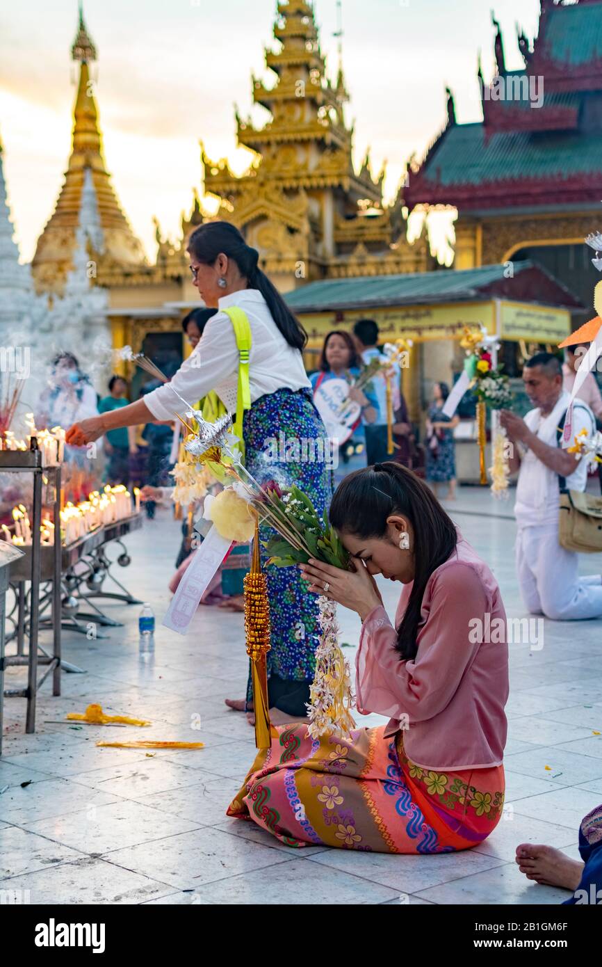Les adorateurs birmans à la Pagode Shwedagon, Yangon, Myanmar Banque D'Images