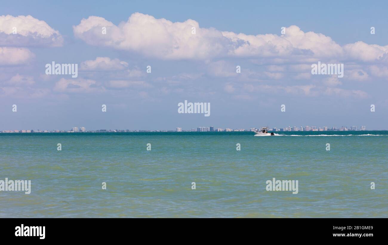 Horizon de fort Myers vu de Sanibel Island sur l'eau un bateau, Floride, États-Unis Banque D'Images