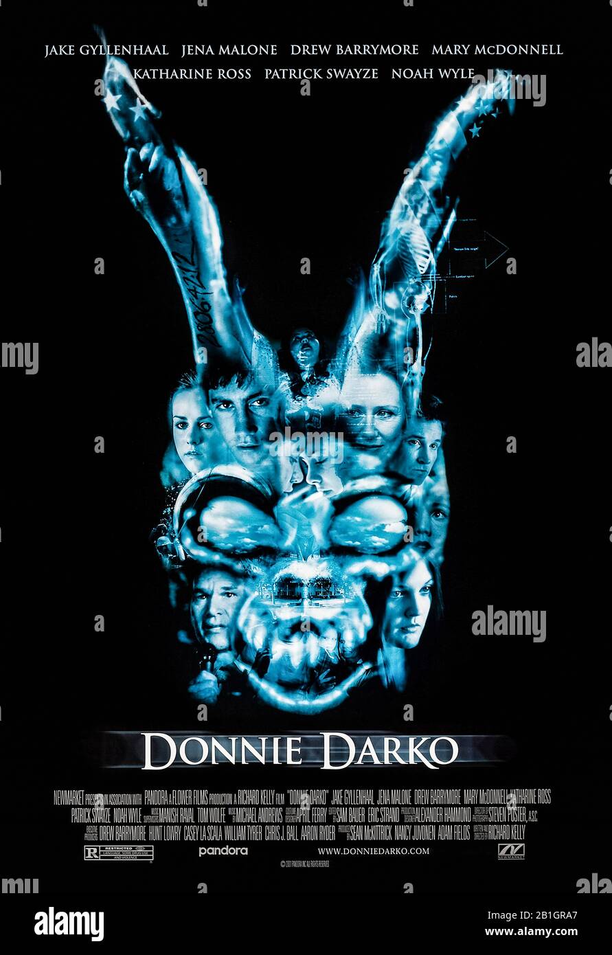 Donnie Darko (2001) dirigée par Richard Kelly et mettant en vedette Jake Gyllenhaal, Jena Malone, Mary McDonnell et Patrick Swayze. Un adolescent a une chance d'échapper et commence à avoir des visions d'un homme vêtu d'un costume de lapin troublant. Banque D'Images