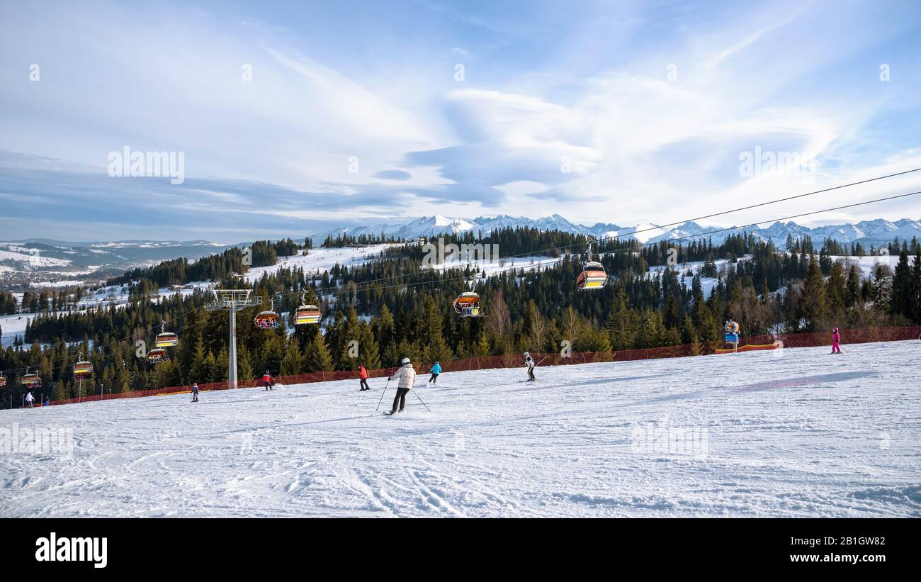 Bialka Tatrzanska, Pologne - 22 février 2020: Les gens qui skient sur la  piste de la station de ski de Kotelnica Bialczanska dans les montagnes  polonaises de Tatra Photo Stock - Alamy