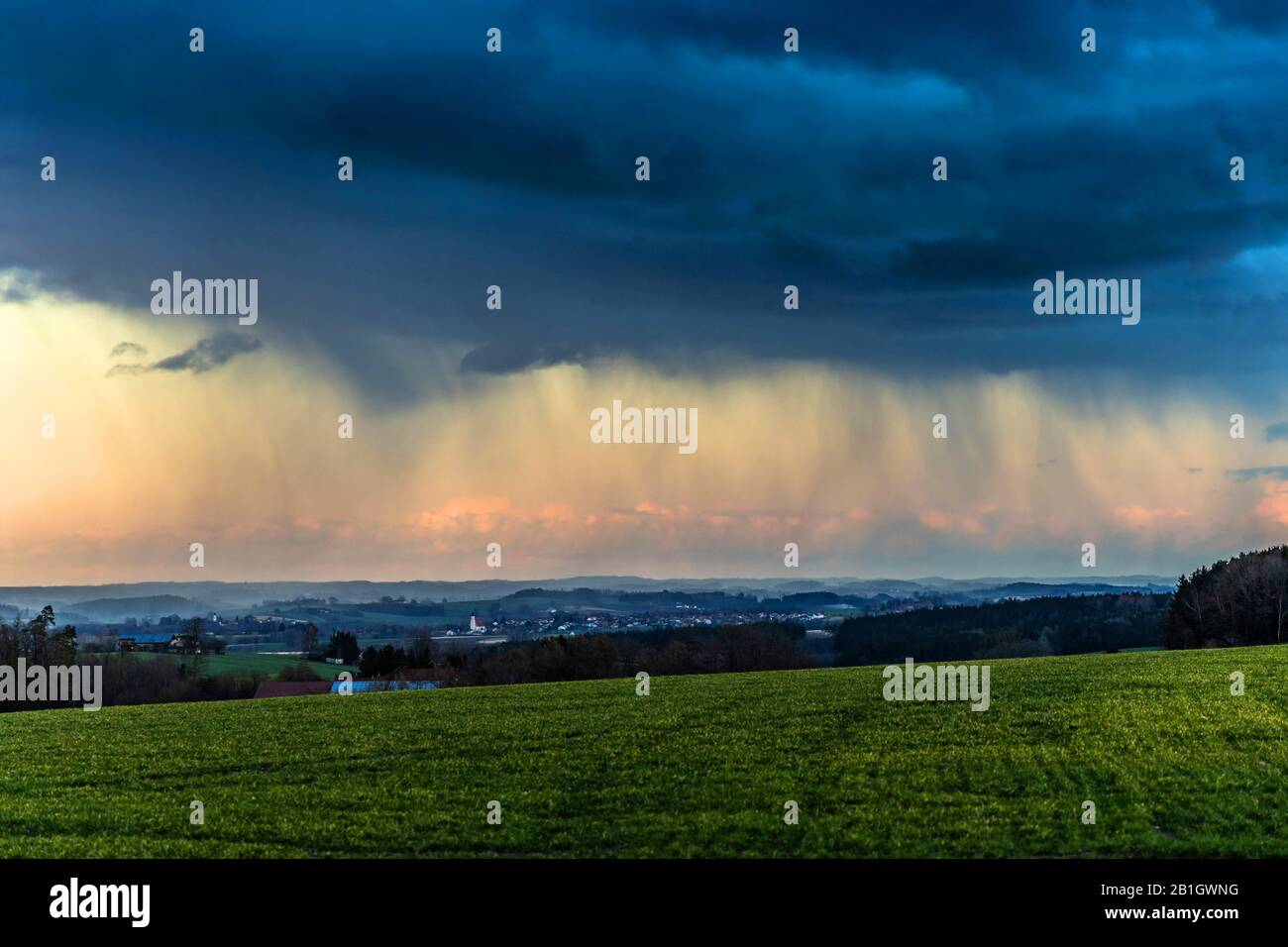 Tonnerre et douche à effet pluie sur la vallée, Allemagne, Bavière, isental Banque D'Images
