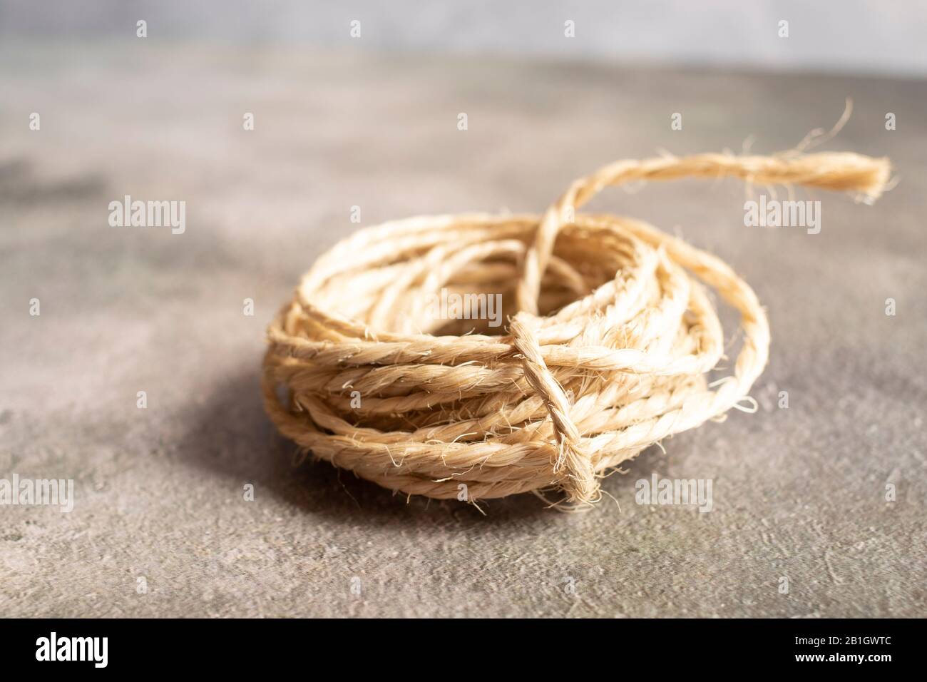 Vue d'un rouleau de corde sur un fond doré Banque D'Images