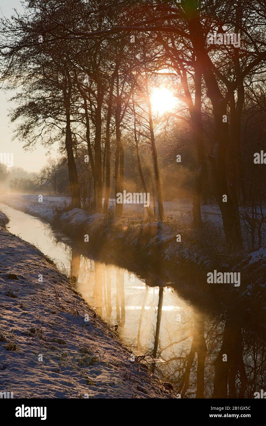 Fossé en hiver au lever du soleil, Pays-Bas Banque D'Images