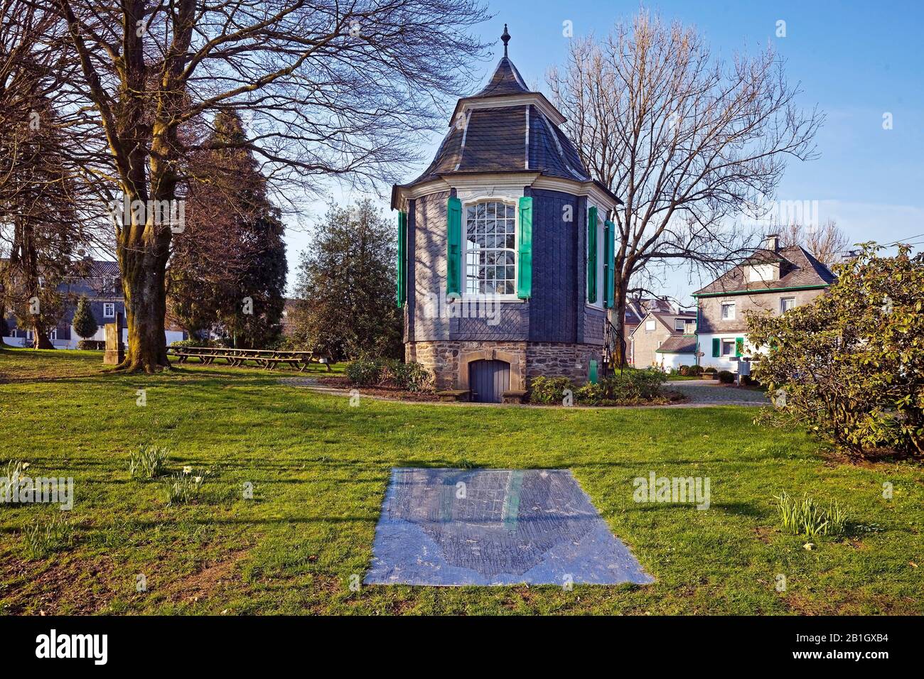 Maison historique de jardin rococo au printemps, Allemagne, Rhénanie-du-Nord-Westphalie, Bergisches Land, Radevormwald Banque D'Images