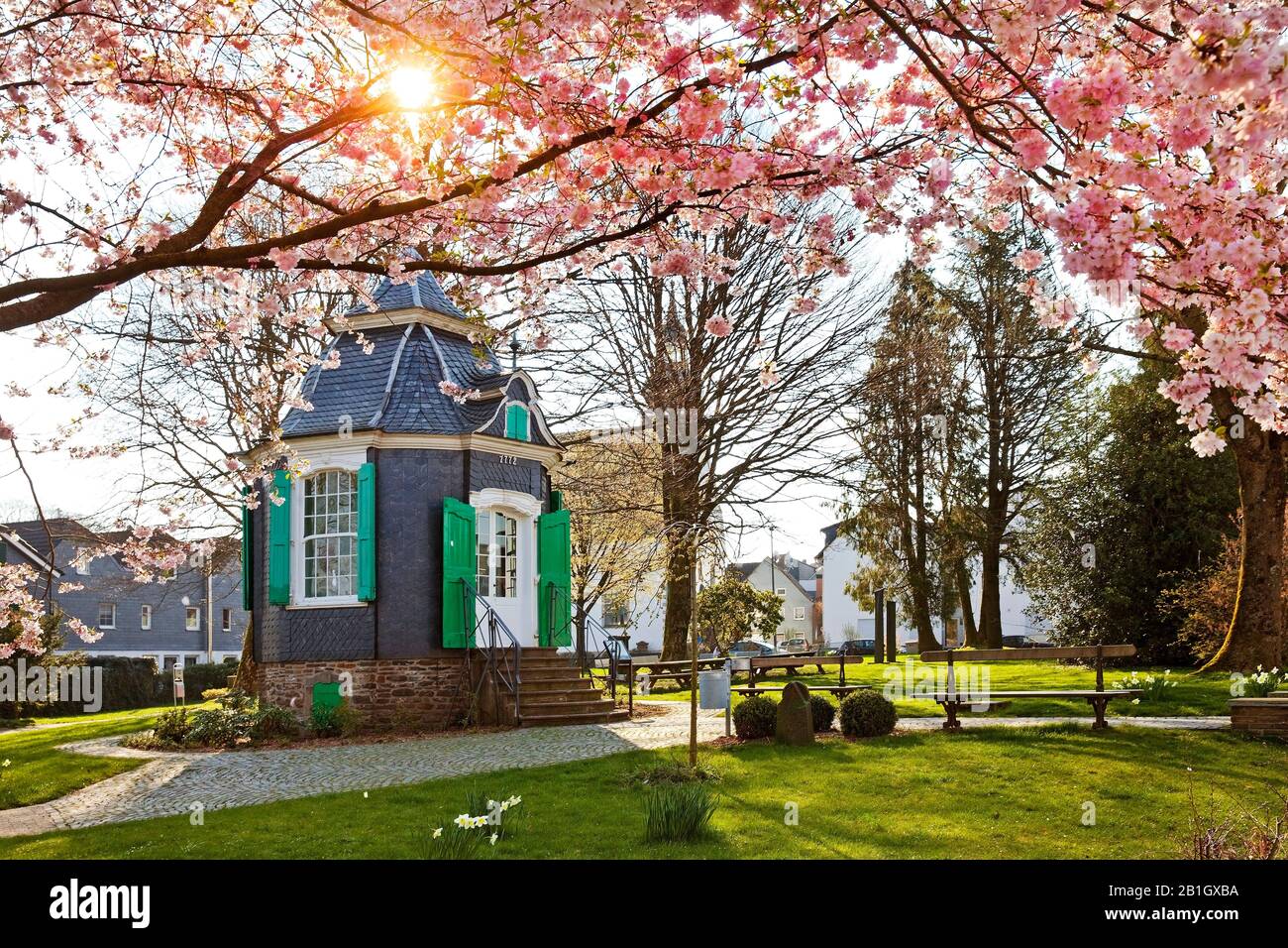 Maison historique de jardin rococo au printemps, Allemagne, Rhénanie-du-Nord-Westphalie, Bergisches Land, Radevormwald Banque D'Images