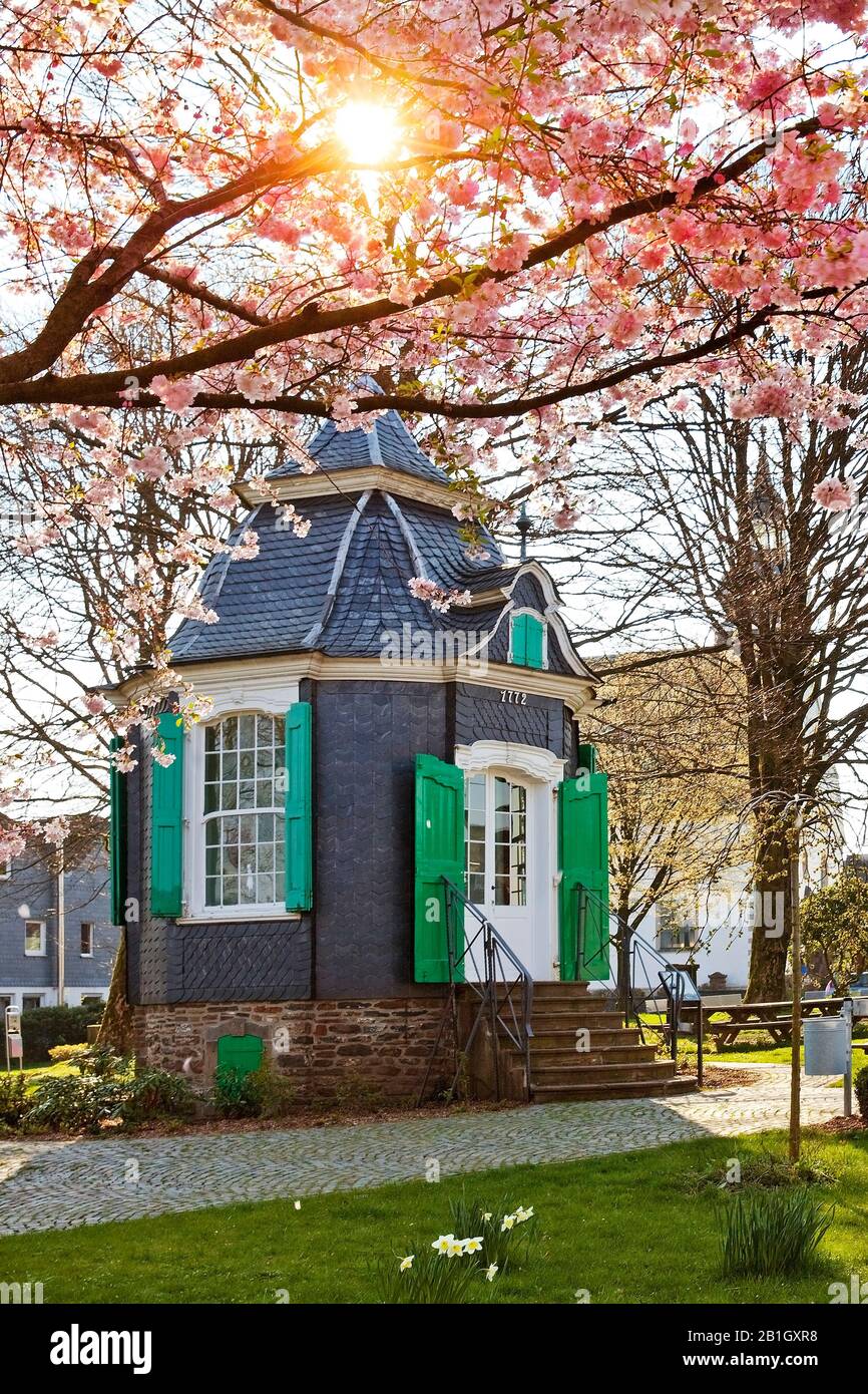 Maison historique de jardin rococo au printemps, Allemagne, Rhénanie-du-Nord-Westphalie, Bergisches Land, Radevormwald Banque D'Images