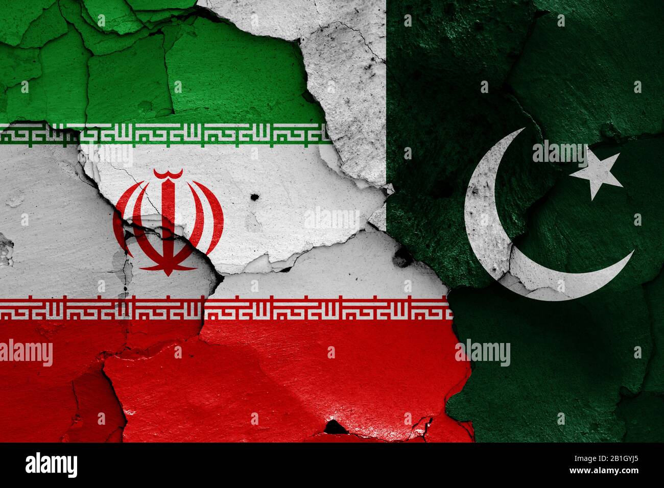 Drapeaux de l'Iran et du Pakistan peints sur un mur fissuré Banque D'Images