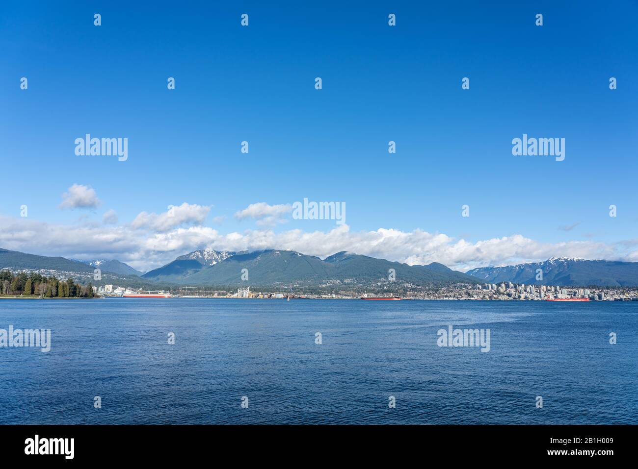 Vue sur la montagne depuis le Canada Place avec des nuages dans une Magnifique journée du ciel bleu au port maritime de la côte ouest à Vancouver, en Colombie-Britannique, au Canada. Banque D'Images