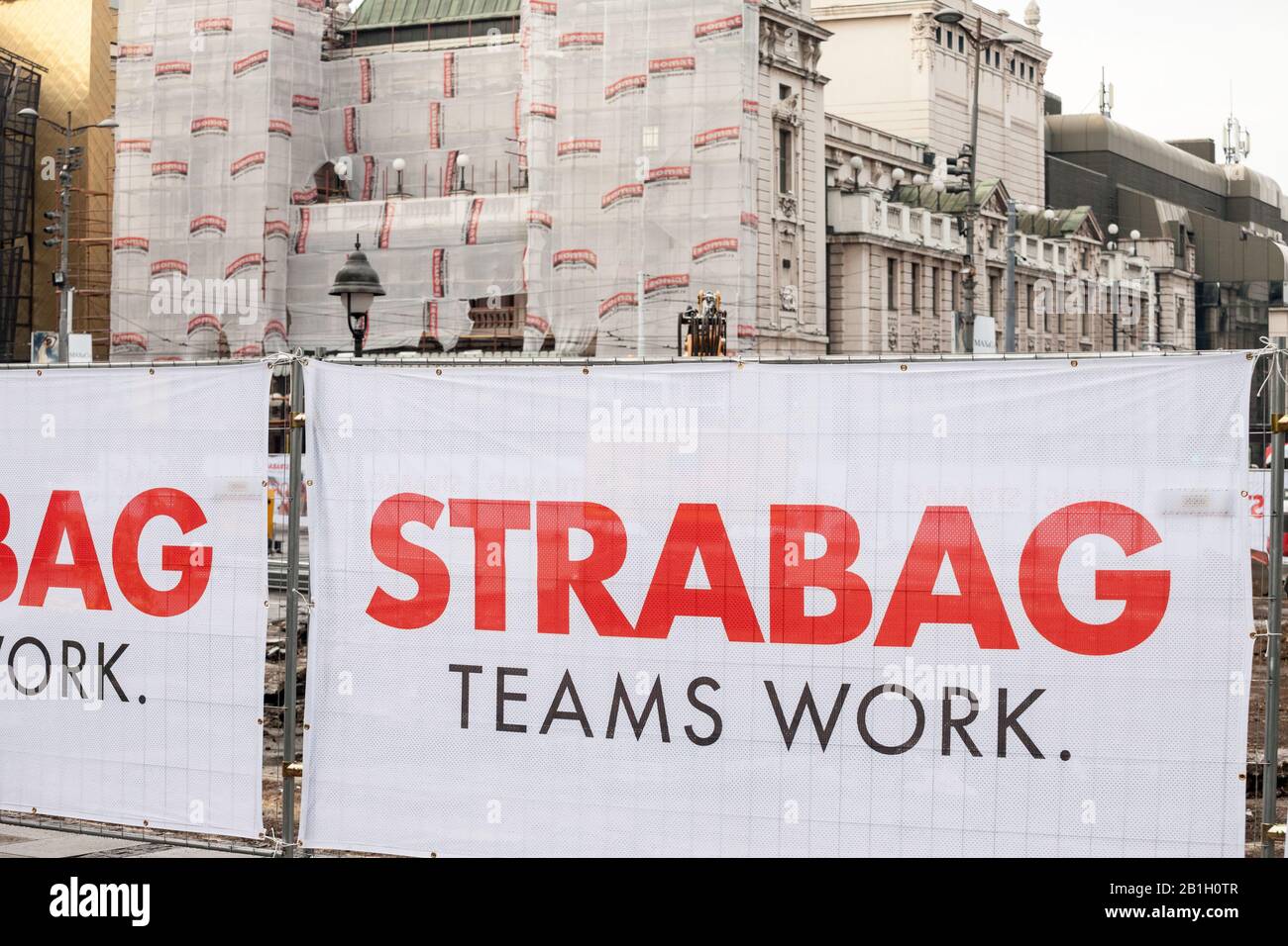 BELGRADE, SERBIE - 25 août 2018 : Strabag logo sur un de leurs sites de construction à Belgrade. Strabag est une entreprise de construction à partir de l'Autriche, l'un Banque D'Images
