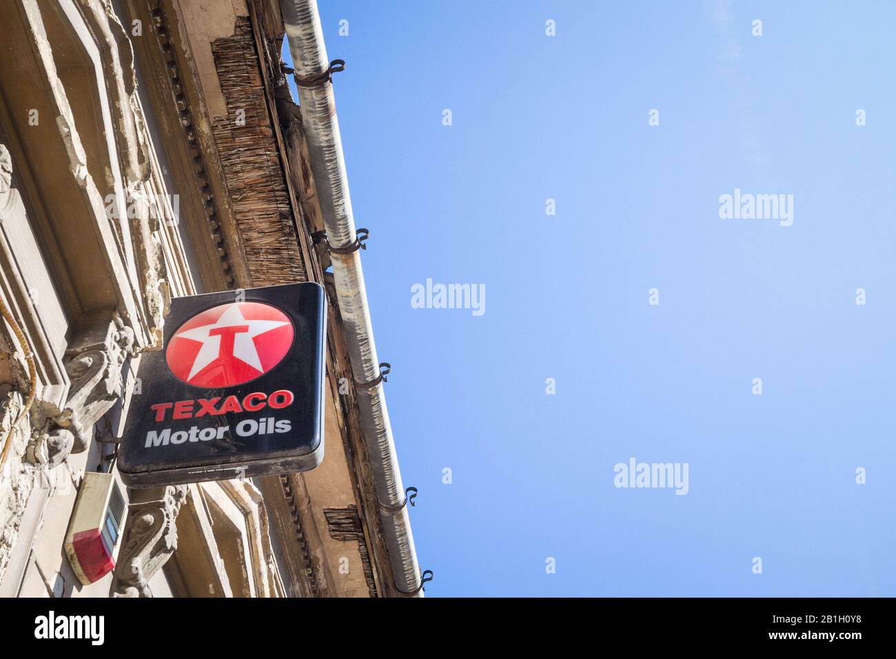 Subotica, SERBIE - 30 MARS 2019: Logo Texaco sur l'un de leurs garages de détaillant à Subotica. Texaco est un fabricant américain d'huile moteur et de petr Banque D'Images