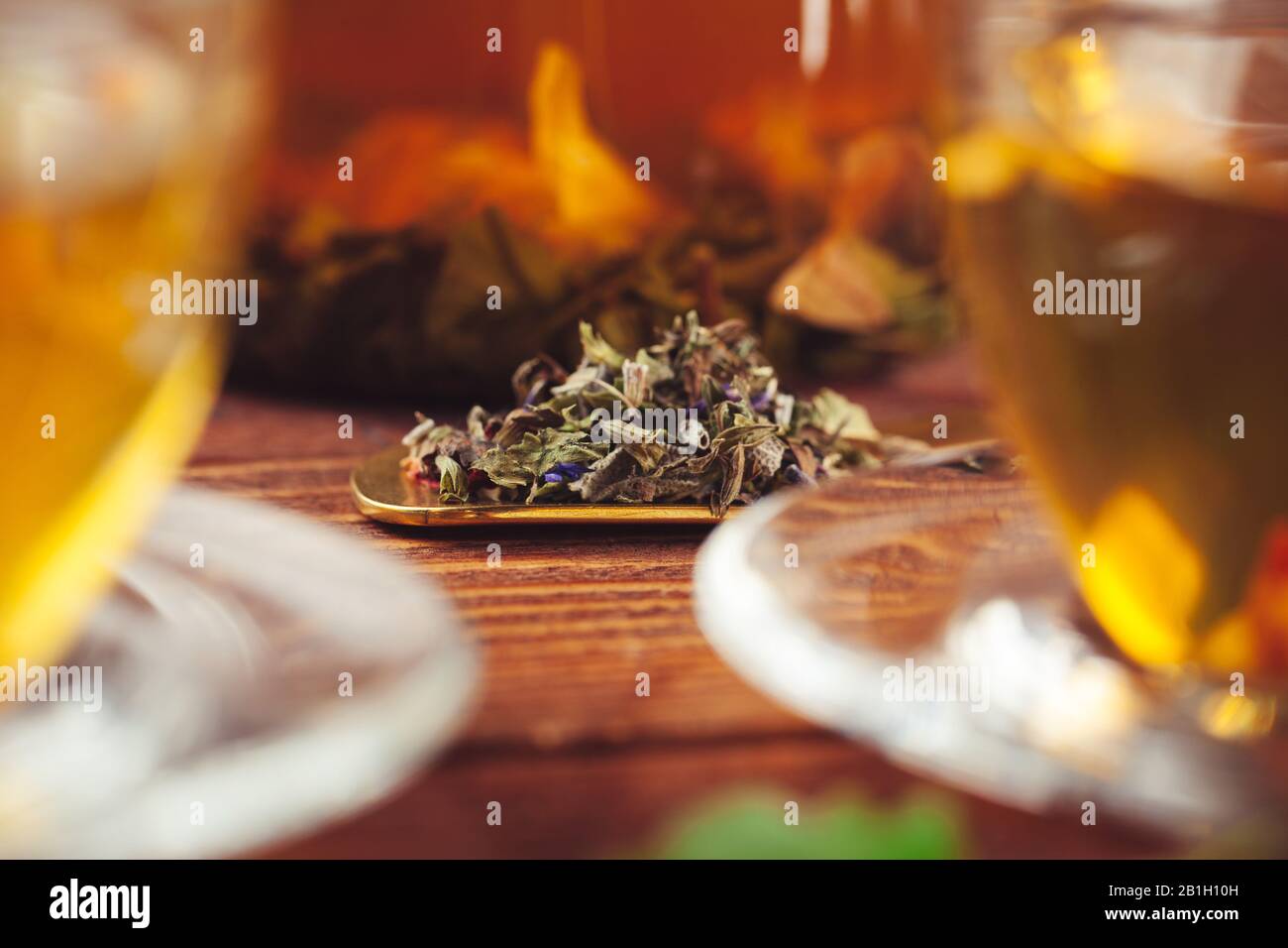 théière en verre avec tasse de thé noir sur table en bois Banque D'Images
