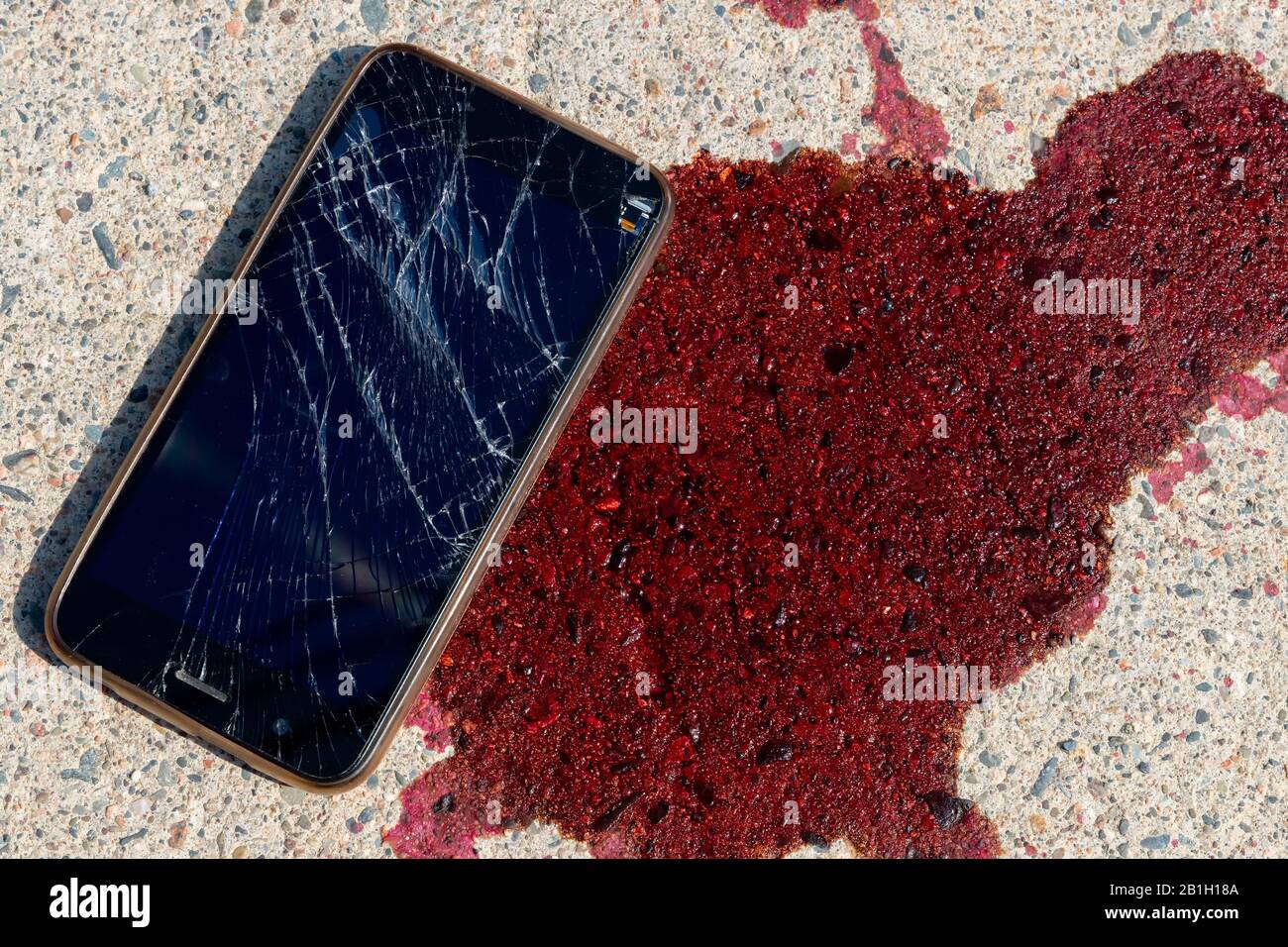 Un Telephone Portable Casse Et Ecrase Par Une Flaque De Sang Sur Un Trottoir L Ecran Du Telephone Portable Est Casse Et Brise Le Sang Est Frais Photo Stock Alamy