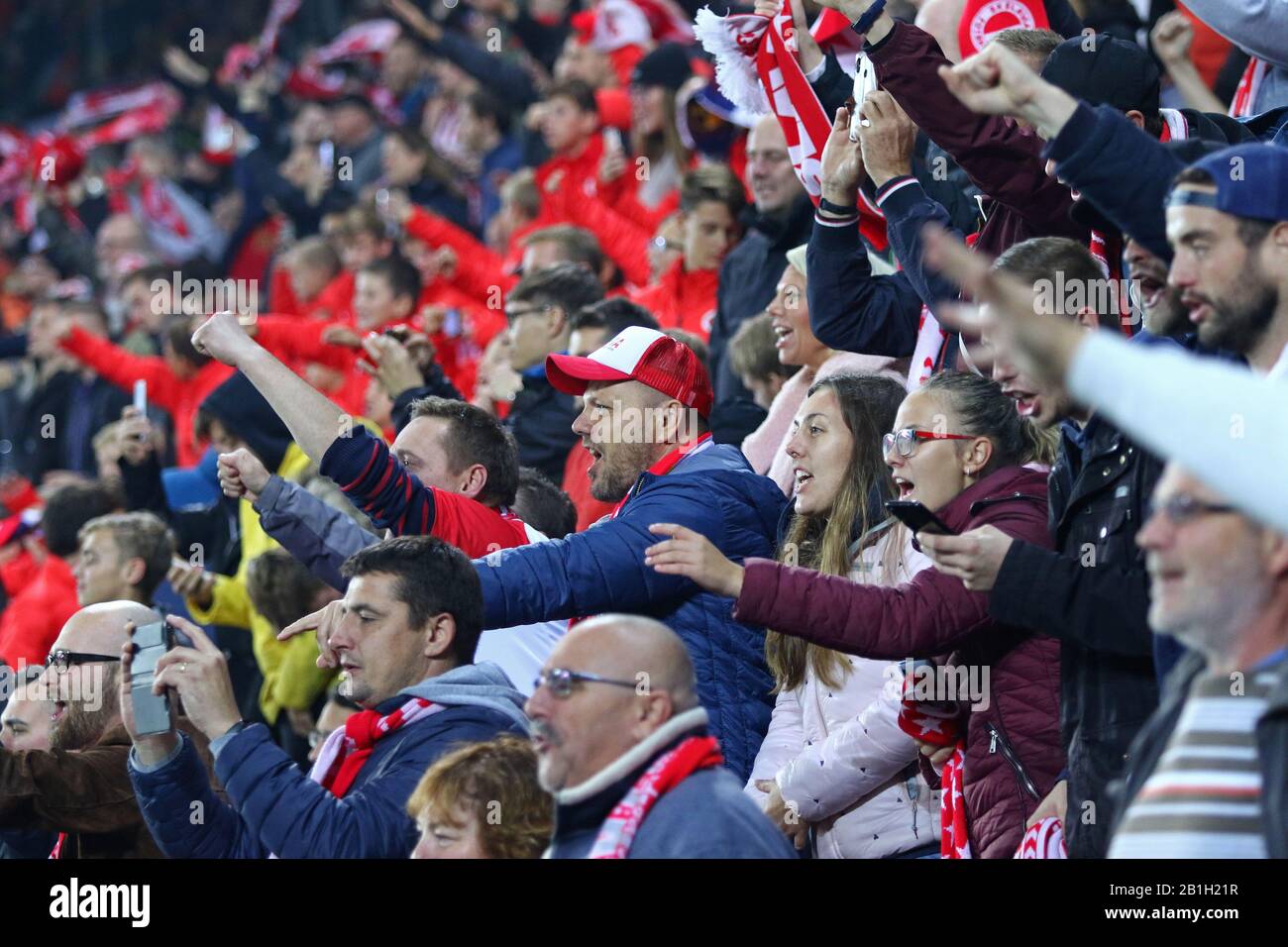 PRAGUE, RÉPUBLIQUE TCHÈQUE - le 23 octobre 2019 : Slavia Praha partisans profiter de la Ligue des Champions match contre Barcelone à Eden Arena à Prague, République Tchèque Banque D'Images