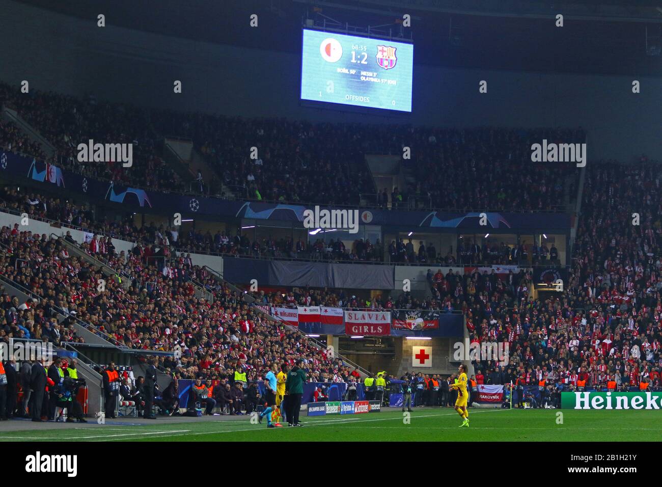 PRAGUE, RÉPUBLIQUE TCHÈQUE - le 23 octobre 2019 - Vue panoramique de l'Eden Arena à Prague au cours de l'UEFA Champions League match Slavia Praha v Barcelone. Aussi connu comme Sinobo Stadium. 19370 personnes Capacité Banque D'Images