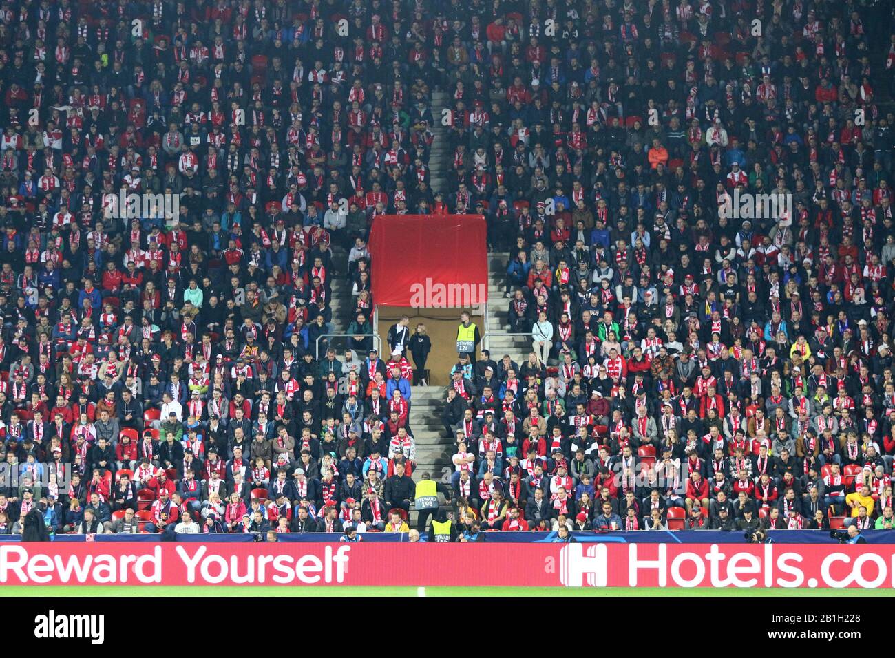 Prague, TCHÉQUIE - 23 OCTOBRE 2019: Des tribondes bondées d'Eden Arena à Prague lors du match de l'UEFA Champions League Slavia Praha contre Barcelone. Stade également connu sous le nom de Stade Sinobo. Capacité 19370 personnes Banque D'Images