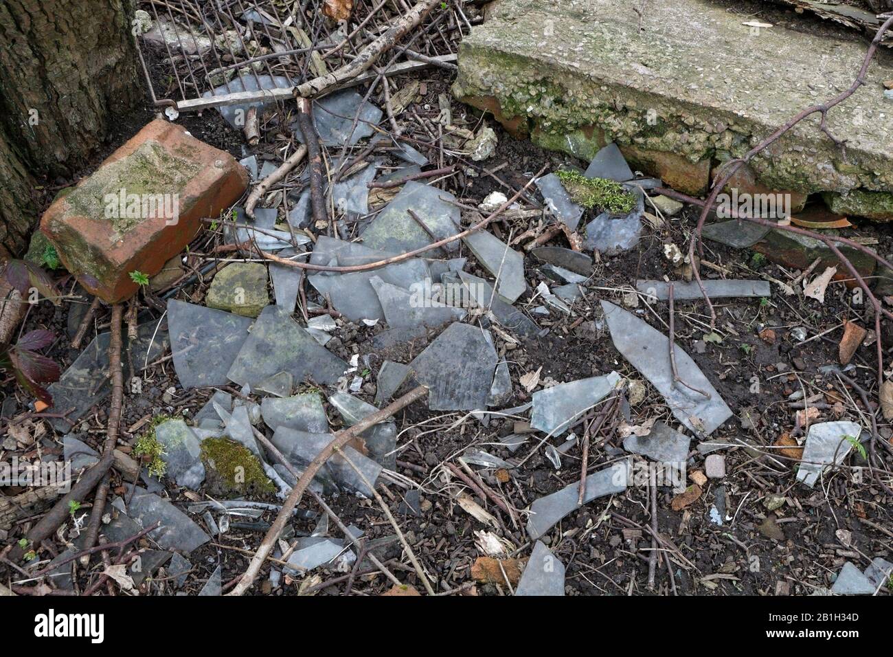 Éclats de verre cassé sur le sol Banque D'Images