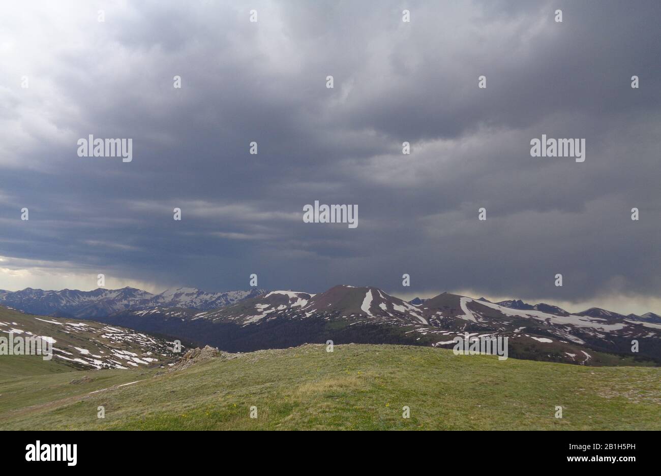 L'Été Dans Le Parc National Des Montagnes Rocheuses : Tempête Au-Dessus Du Mont Stratus, Du Mont Nimbus, Du Mont Cumulus, De La Montagne Howard Et De La Montagne Specimen Des Mtns Jamais Été Banque D'Images