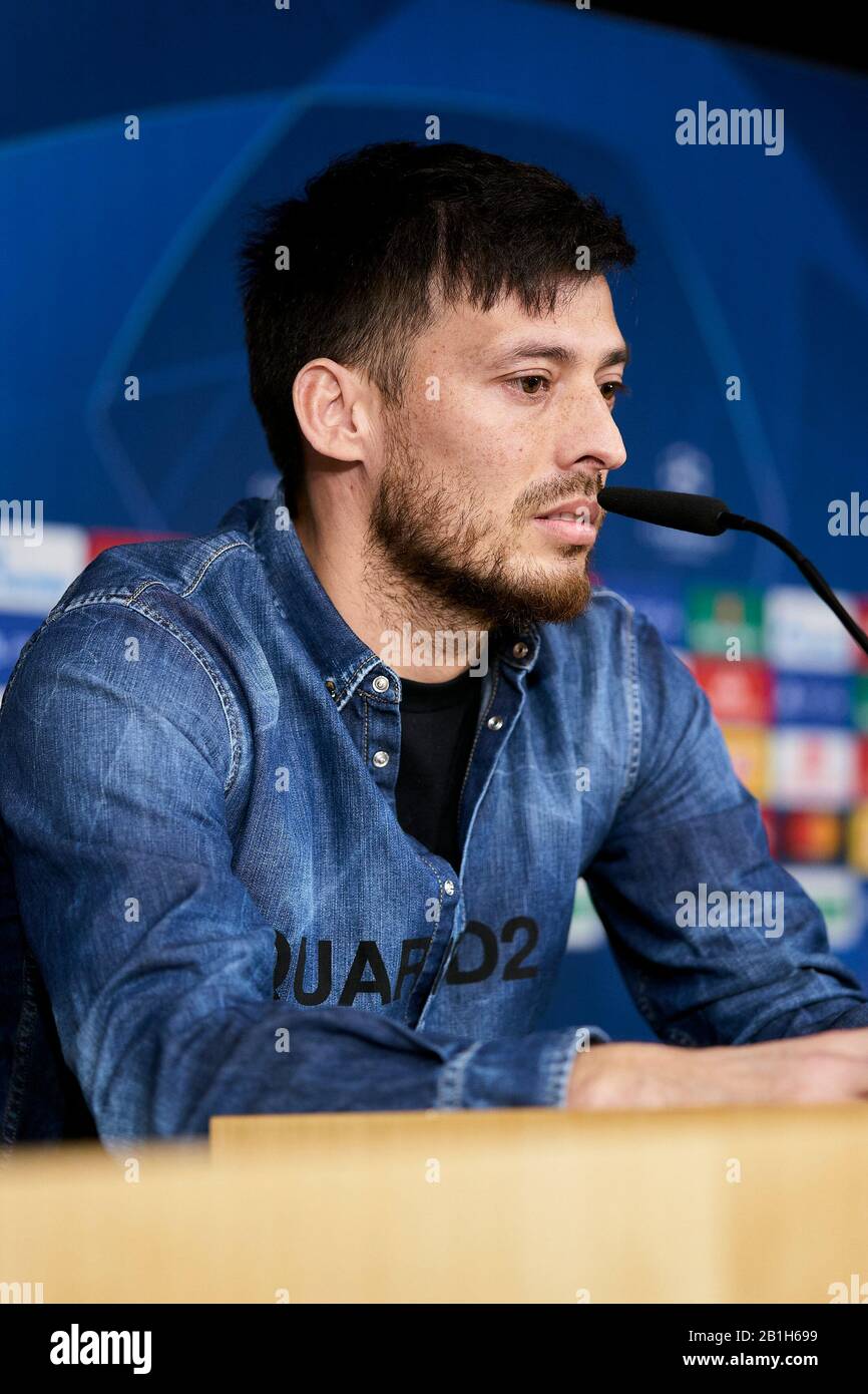 David Silva parle lors de la conférence de presse de Manchester City au stade Santiago Bernabeu à Madrid. Banque D'Images