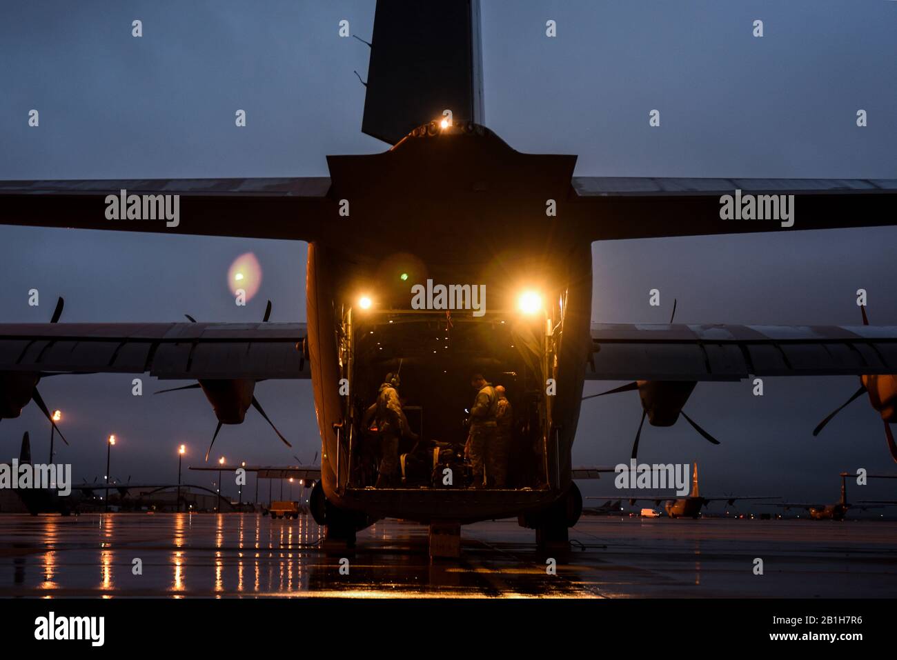Les aviateurs affectés au stand de la 317ème Escadre Airlift dans la baie cargo d'un Super Hercules C-130 J à la base aérienne de Dyess, Texas, 12 février 2020. Dyess Airmen a effectué une descente commémorative aux Philippines pour commémorer le patrimoine du 317ème Groupe Troop Carrier et du 503ème Régiment d'infanterie parachutisme pour le 75ème anniversaire de la reprise des îles Corregidor. (ÉTATS-UNIS Photo de la Force aérienne par Airman 1ère classe Colin Holowell) Banque D'Images