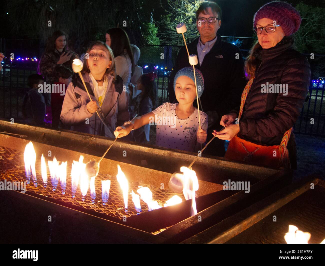 Guimauves pour la dégustation en famille au parc de la ville pendant la saison de Noël. La Nouvelle-Orléans, LA. Banque D'Images