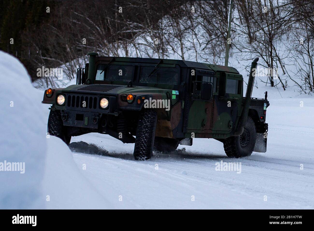 Marines américaines avec le Bataillon de logistique de combat 451, le 2ème Bataillon de l'application de la loi et la 2ème Compagnie de liaison navale-incendie, le Groupe d'information de la Force expéditionnaire maritime II, mènent une formation sur la maniabilité des véhicules par temps froid en préparation à l'exercice Cold Response près de Bjerkvik, Norvège, le 21 février 2020. Cold Response est un exercice mené par la Norvège, conçu pour améliorer les capacités militaires et la coopération alliée dans les combats de guerre de haute intensité dans un environnement arctique difficile. (ÉTATS-UNIS Photo du corps marin par le Cpl. Ésaïe Campbell) Banque D'Images