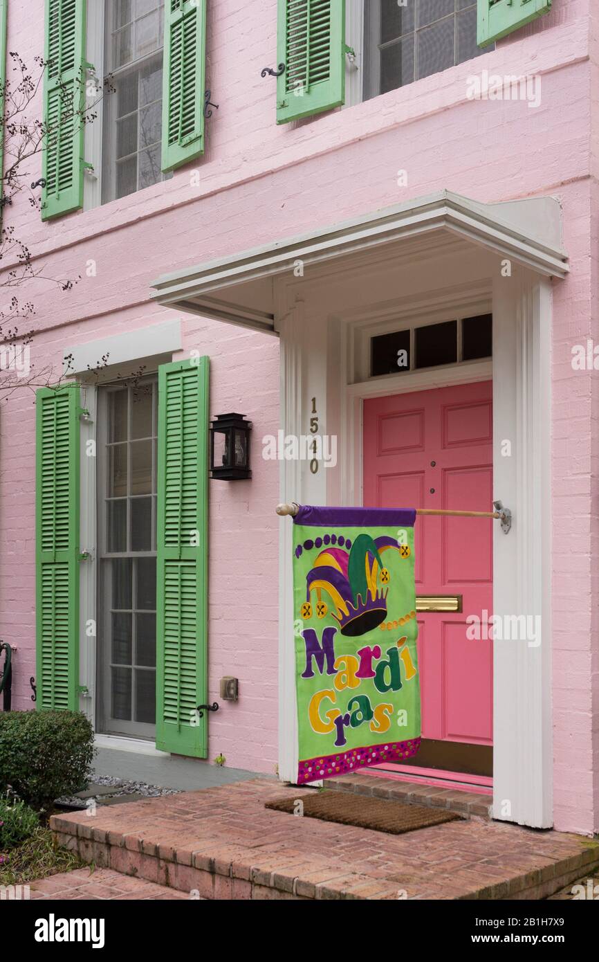 Drapeau de bienvenue Mardi gras sur une maison de Garden District. La Nouvelle-Orléans, LA, États-Unis. Banque D'Images