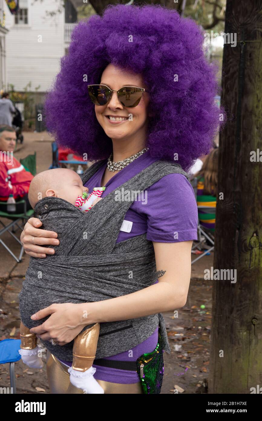 Mère avec nouveau-né en perruque pourpre le jour de Mardi gras. La Nouvelle-Orléans, LA, États-Unis. Banque D'Images