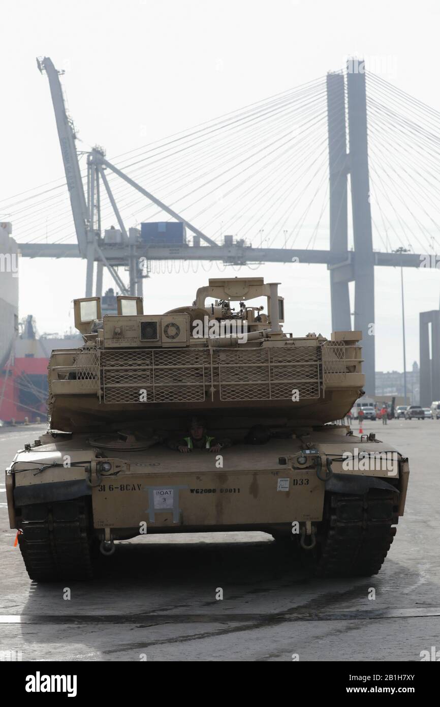 Un soldat affecté à l'équipe de combat de la 2ème Brigade attend de déplacer un réservoir d'Abrams de la   à bord d'un navire de transport militaire en soutien au DEFENDER-Europe 20 au port de Savannah, Géorgie le 12 février 2020. Defender-Europe 20 est le déploiement d'une force crédible de combat de taille de division des États-Unis à l'Europe, le dessin d'équipement et le mouvement du personnel et de l'équipement à travers le théâtre vers divers domaines de formation. Les équipements basés aux États-Unis quitteront les ports de quatre États et arriveront dans six pays européens. Cela nécessitera l'appui de dizaines de milliers de membres du service et d'ec Banque D'Images