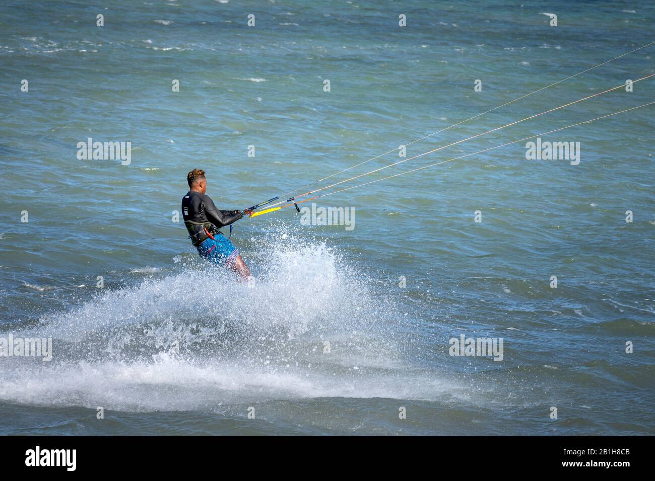 Ninh Chu Beach, province de Ninh Thuan, Vietnam - 9 janvier 2020: Kite surf scène sur la plage de Ninh Chu. Le kite surf est un sport qui est aimé par Banque D'Images