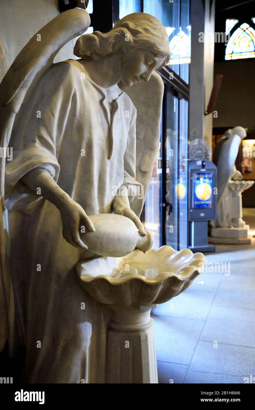 Sculptures religieuses à l'intérieur de l'église Saint Jean de Montmartre ou Église Saint-Jean de Montmartre à Montmartre.Paris.France Banque D'Images