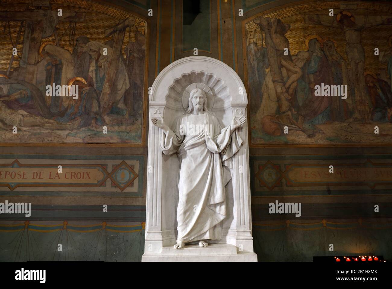 Sculptures religieuses et peintures murales à l'intérieur de l'église Saint Jean de Montmartre ou Église Saint-Jean de Montmartre à Montmartre.Paris.France Banque D'Images