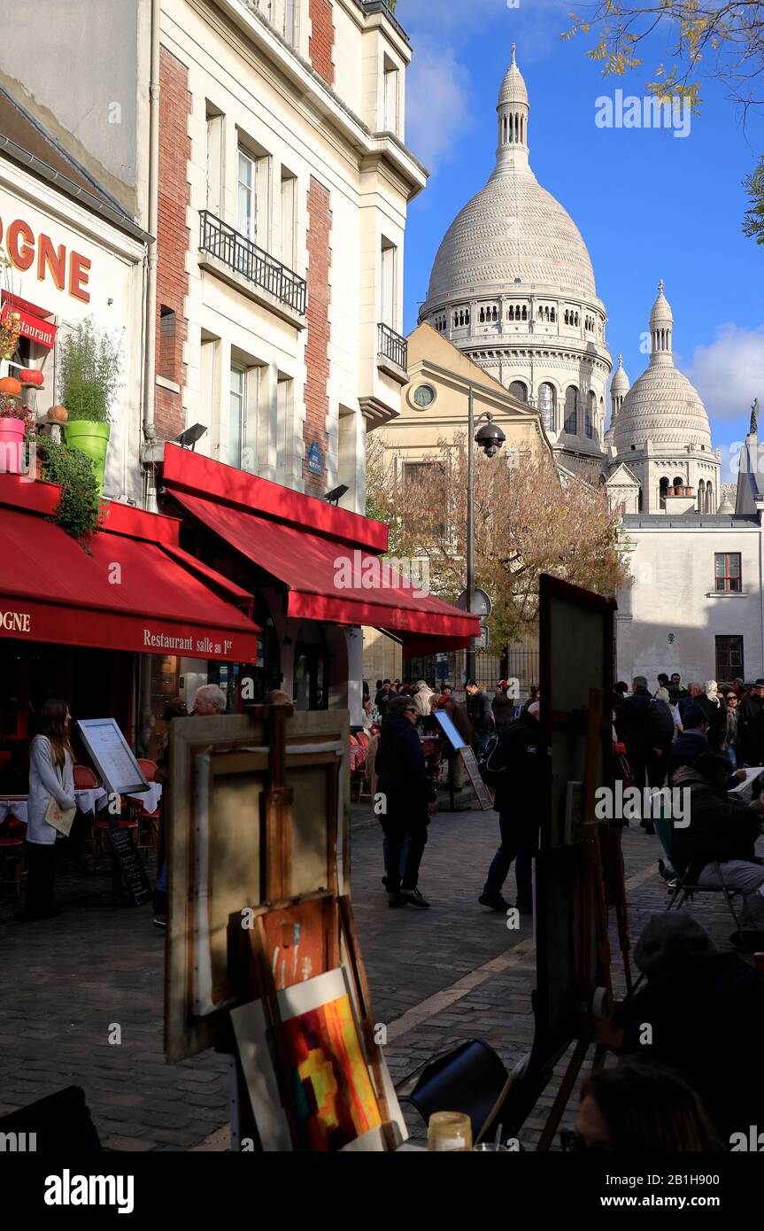 Place du Tertre avec Basilique du Sacré-coeur en arrière-plan.Montmartre.Paris.France Banque D'Images