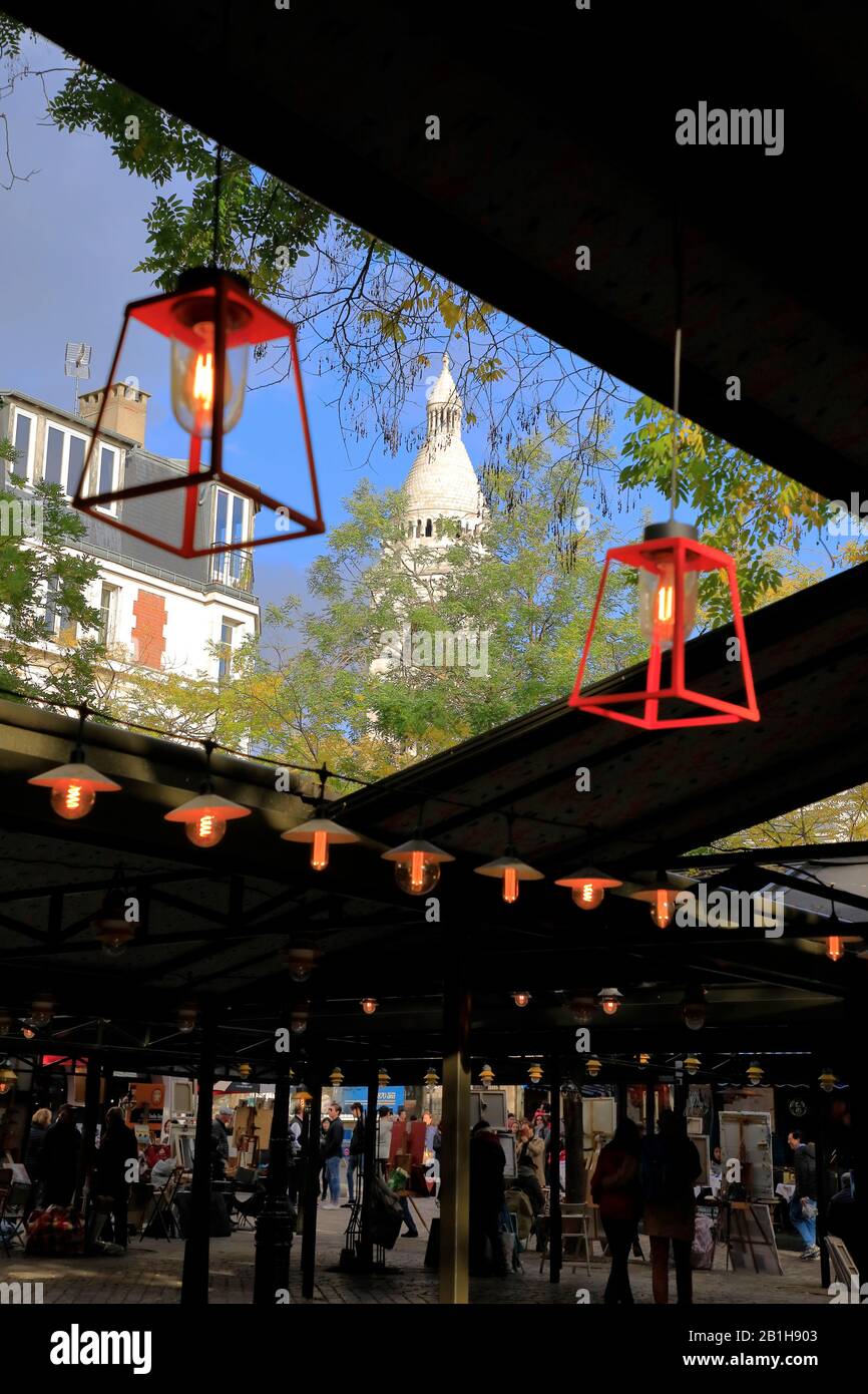 Place du Tertre à Montmartre avec la tour de la Basilique du Sacré-coeur en arrière-plan.Paris.France Banque D'Images