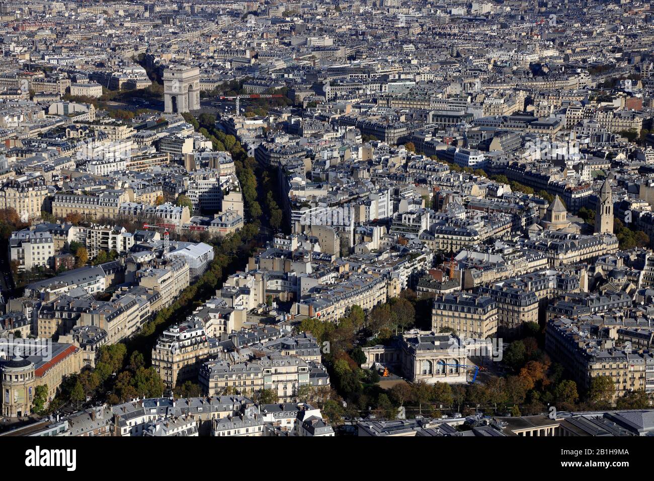 Vue aérienne de Paris avec l'Arc de Triomphe en arrière-plan.Paris.France Banque D'Images