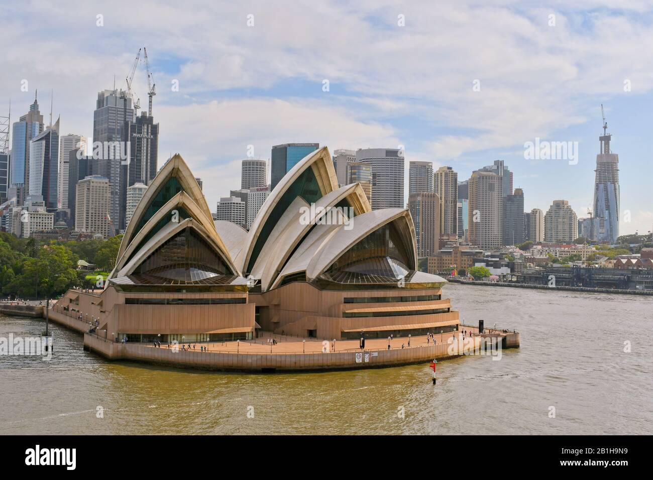 Sydney< NSW, Australie - 10 février 2020 : le célèbre Opéra de Sydney et les gratte-ciel de la ville. Banque D'Images