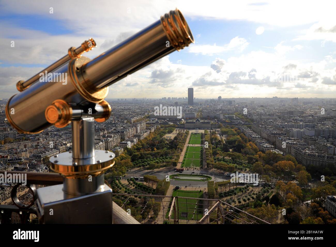 Vue aérienne de champ de Mars avec l'Ecole militaire et Tour Montparnasse en arrière-plan et télescope en premier plan.Paris.France Banque D'Images