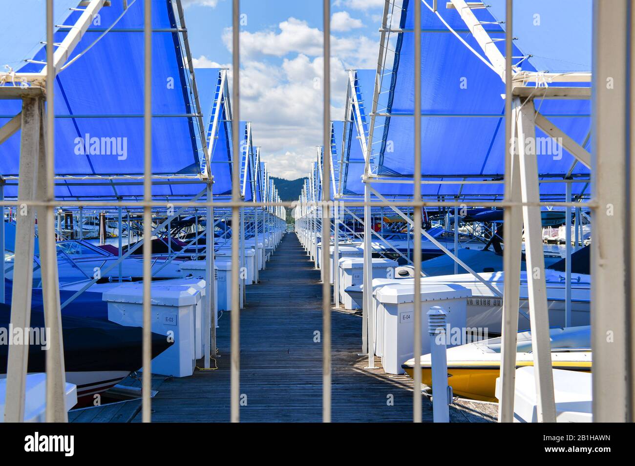 Des bateaux s'alignent symétriquement dans leurs bateaux privés glissent derrière une entrée fermée à la marina de la station de coeur d'Alene, Idaho, États-Unis. Banque D'Images