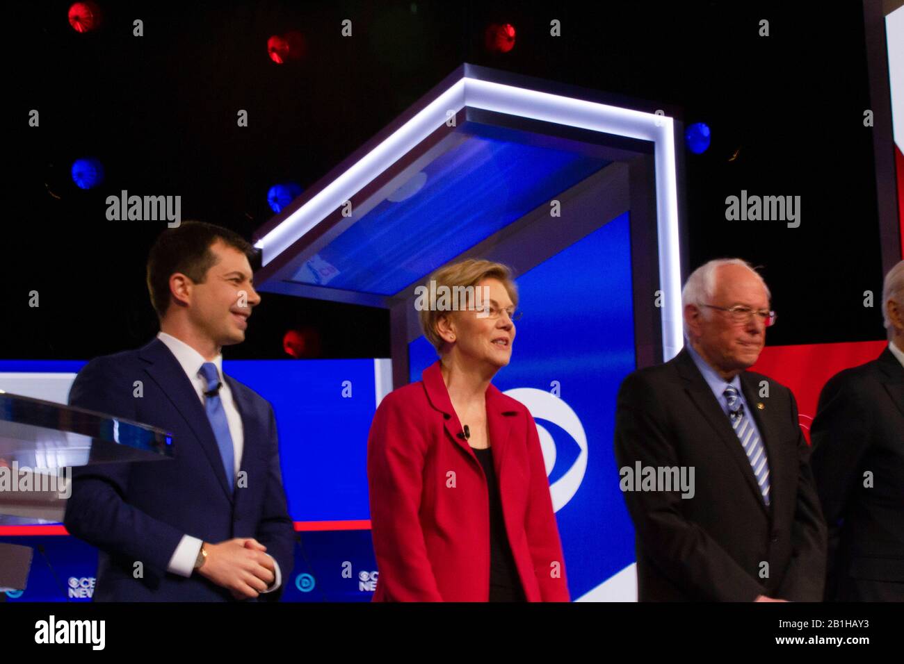 Charleston, États-Unis. 25 février 2020. (L-R) ancien maire Pete Buttigieg, sénateur Elizabeth Warren et sénateur Bernie Sanders sur scène à l'intérieur du Débat présidentiel démocratique DE CBS NEWS au Charleston Gaillard Centre le 25 février 2020 à Charleston, en Caroline du Sud. Crédit: L'Accès Photo/Alay Live News Banque D'Images