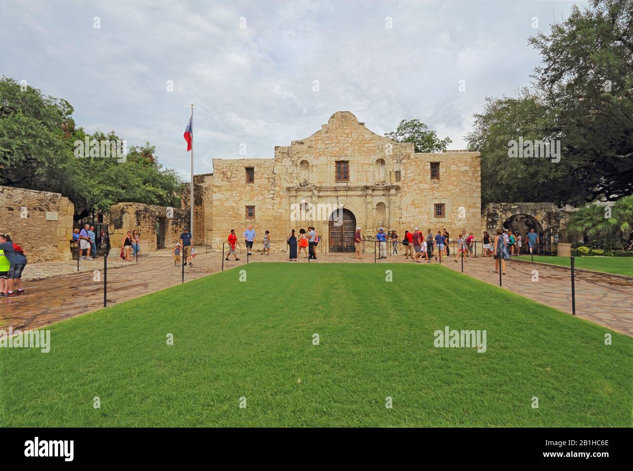 Touristes visitant la chapelle de la Mission Alamo, l'ancienne Mision San Antonio de Valero, à Alamo Plaza à San Antonio, Texas Banque D'Images