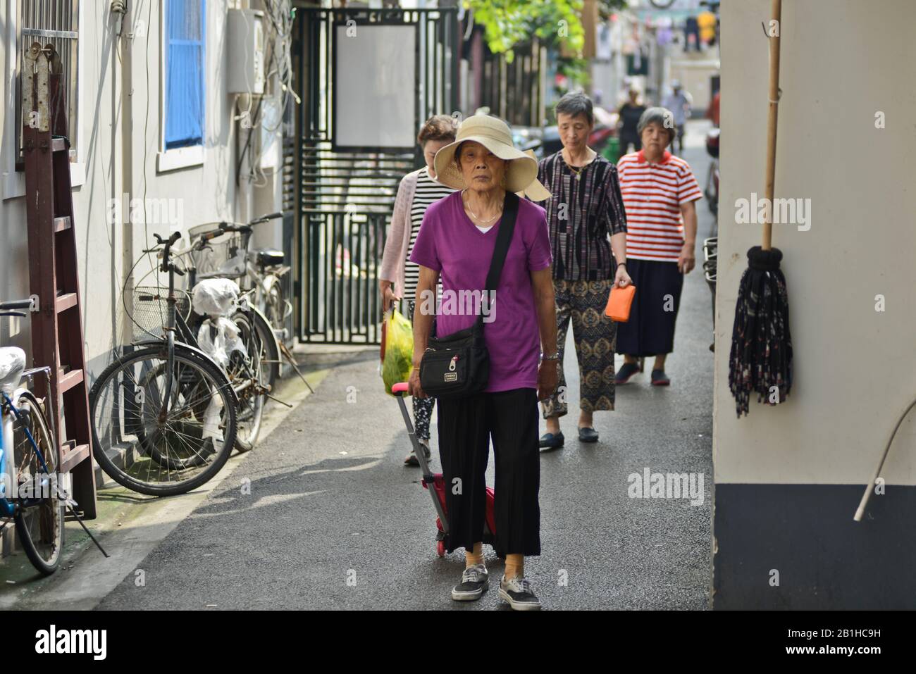 Les femmes chinoises marchant dans la vieille ville de Shanghai, Huangpu. Chine Banque D'Images