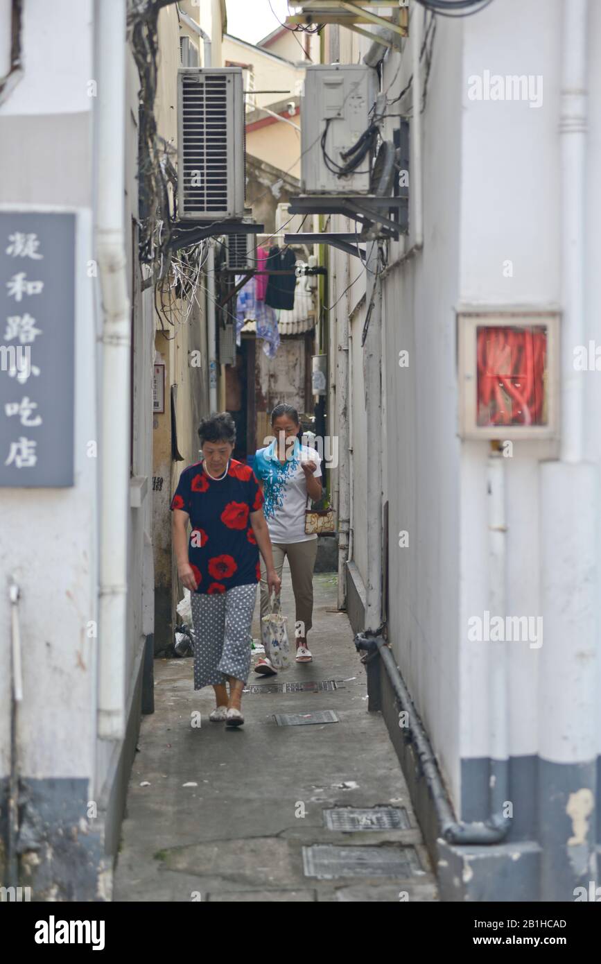 Les femmes chinoises marchaient dans une rue étroite de la vieille ville de Shanghai, Huangpu. Chine Banque D'Images
