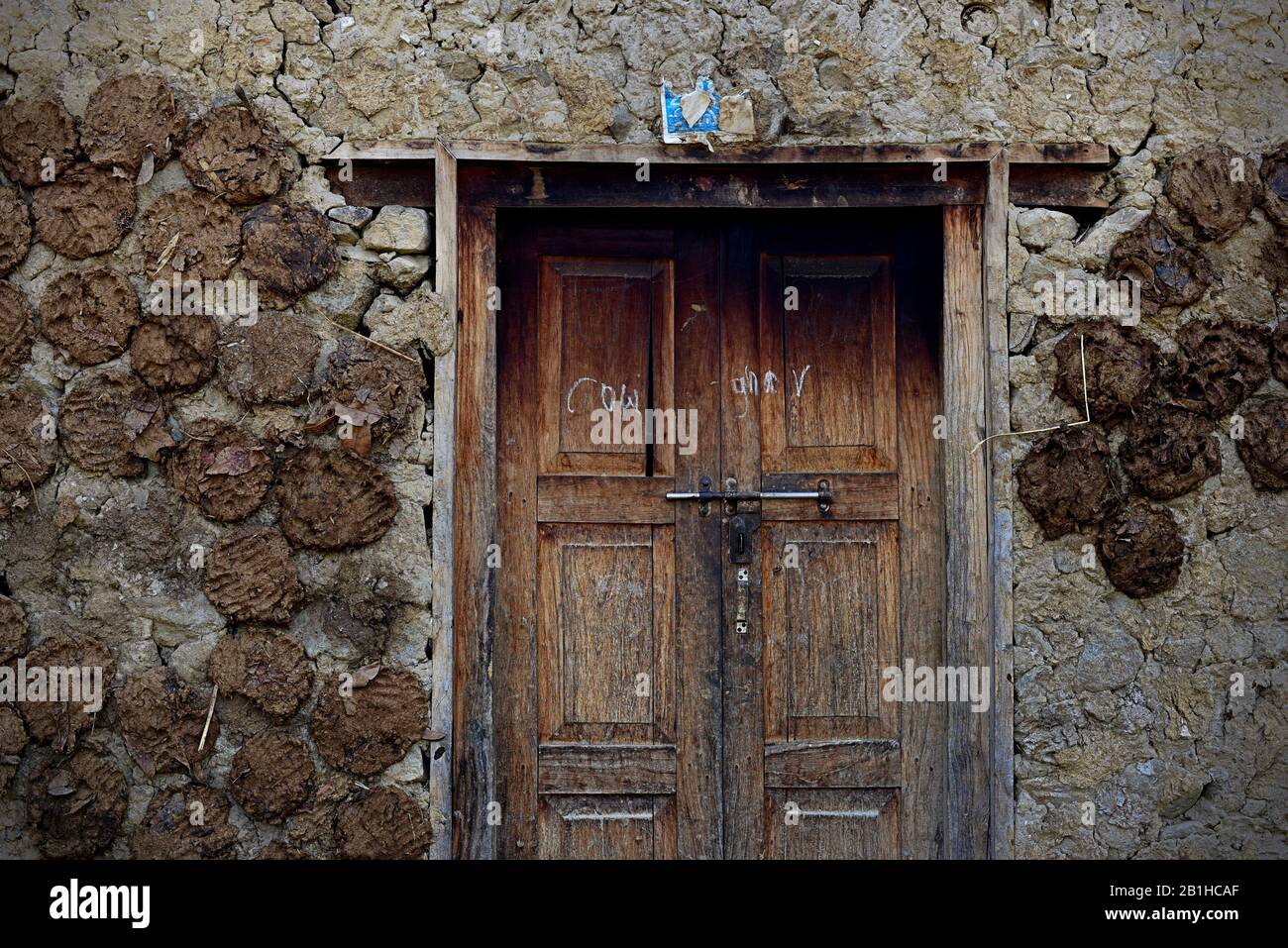 Un mur de maison enduit de bouse de vache pour réduire la chaleur et garder les intérieurs plus frais pendant les jours d'été, dans le district de Bhaktapur, Bagmati Pradesh, Népal. Banque D'Images