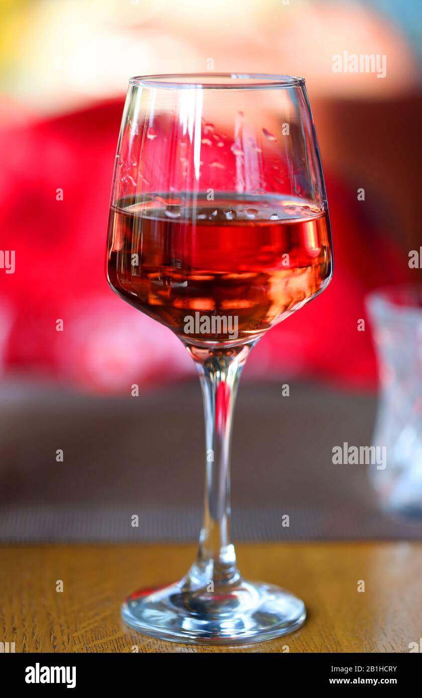 Photo un délicieux verre de vin rouge dans un restaurant Banque D'Images