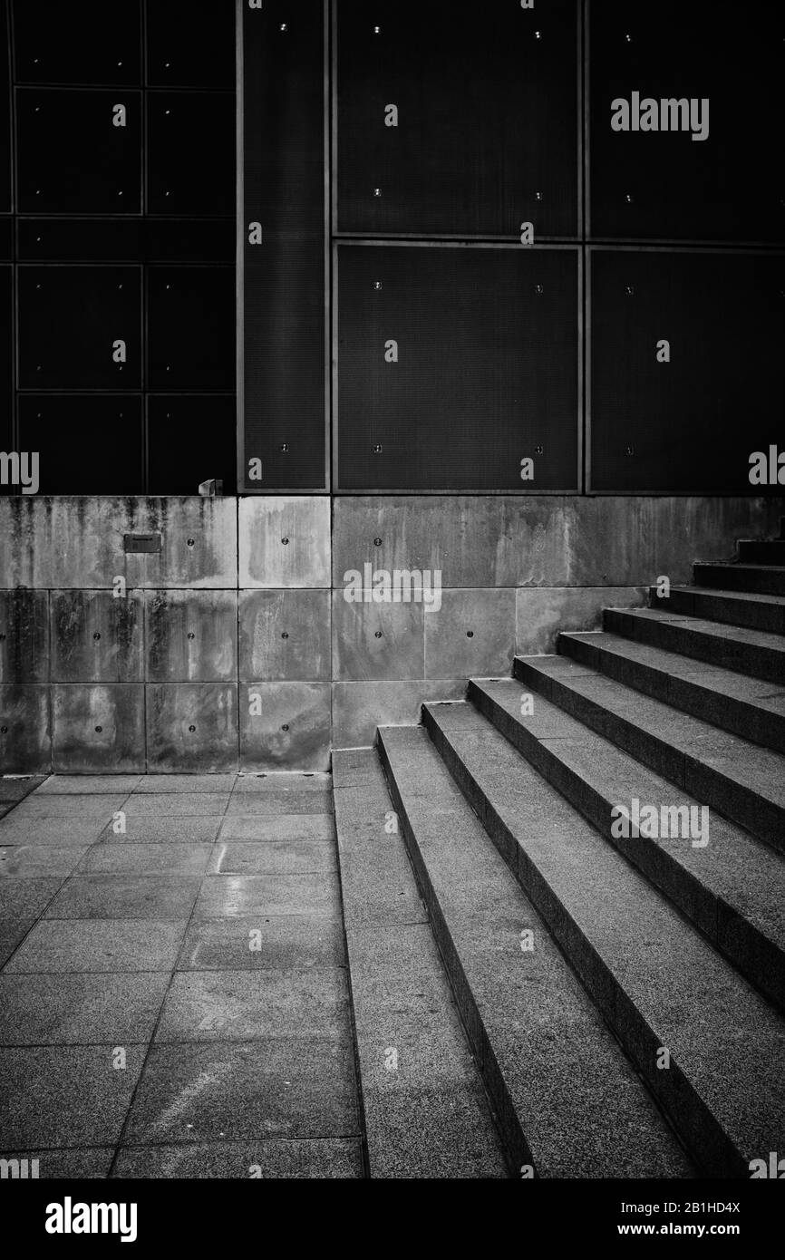 Vue verticale de l'escalier et du mur adjacent avec un motif intéressant Banque D'Images