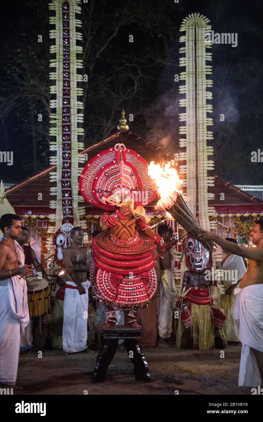 L'interprète de Theyyam, en tant que dieu vivant, danse une forme rituelle populaire de culte dans le Kerala Nord, près de Kannur, en Inde. Banque D'Images