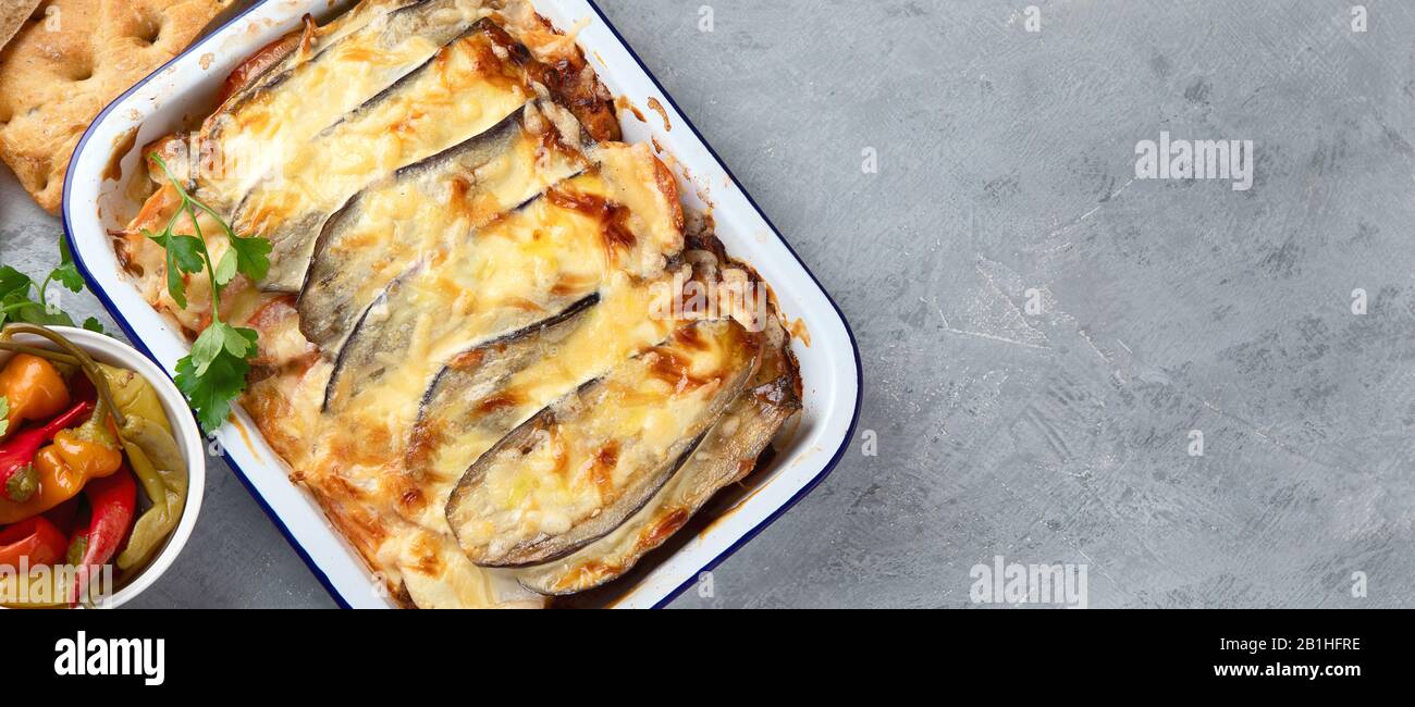 Moussaka maison. Vue de dessus avec espace de copie. Cuisine grecque. Panorama, bannière Banque D'Images