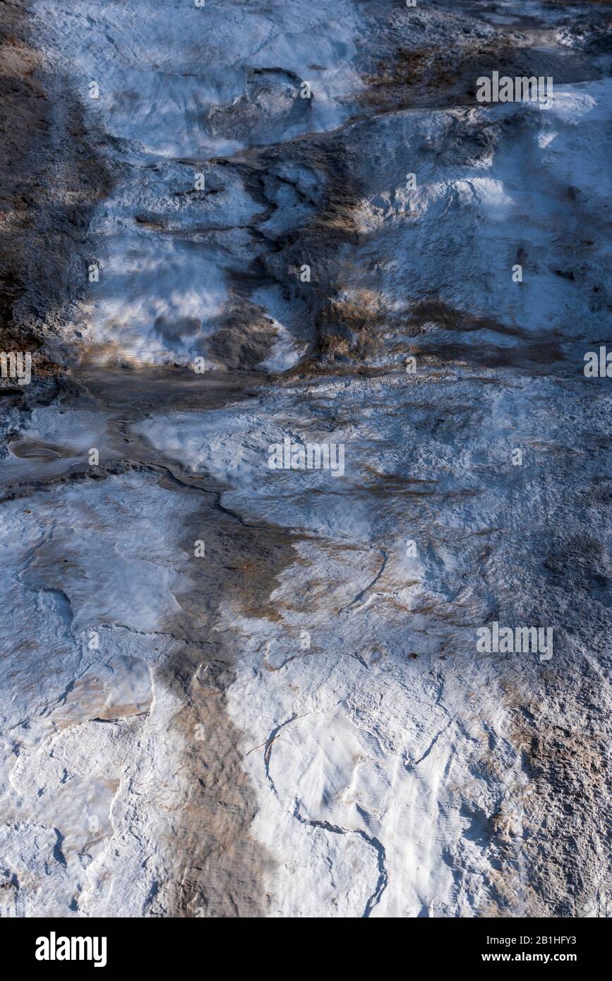 Sol blanc avec des sentiers d'eau bruns. Banque D'Images