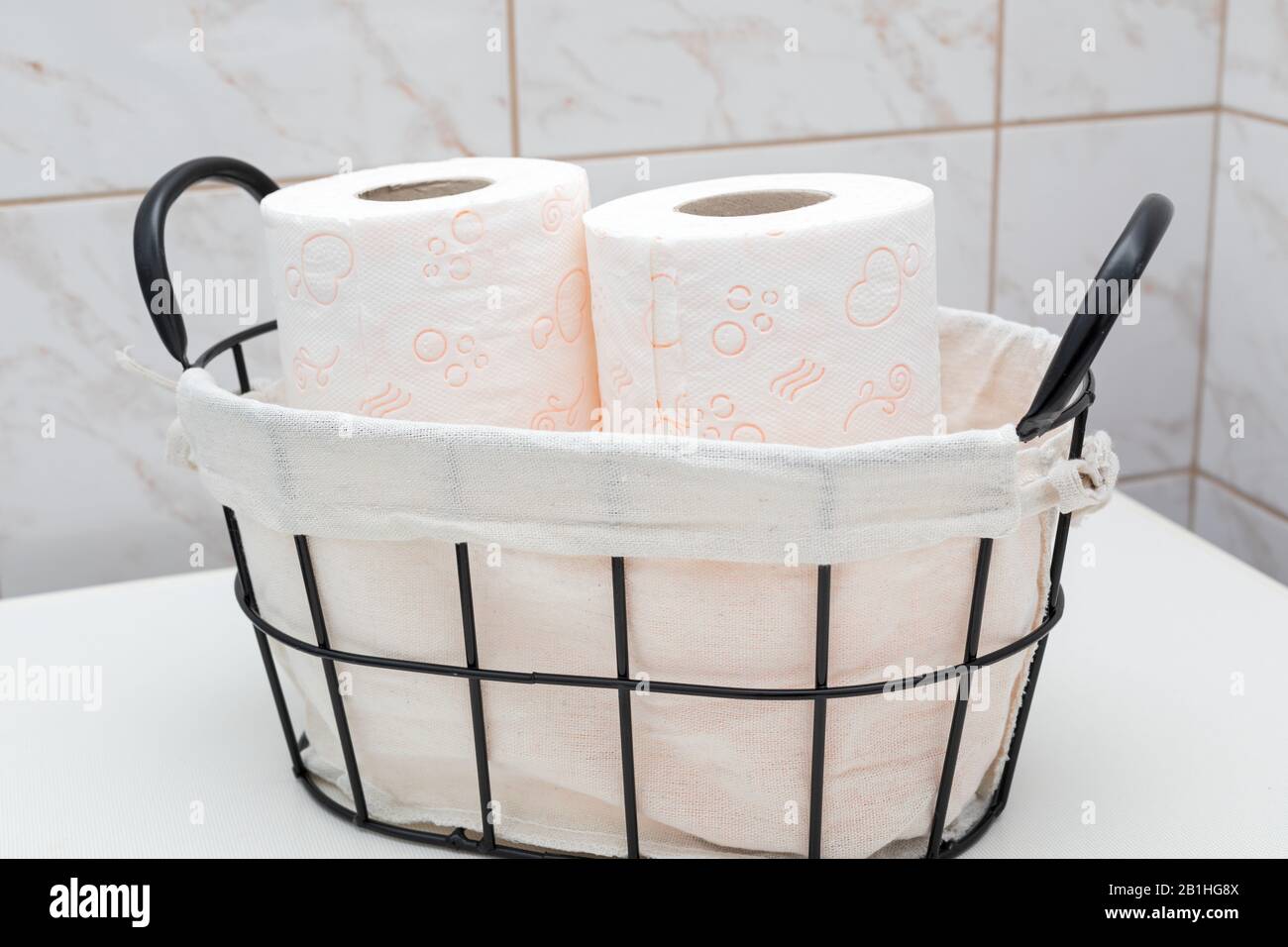 Rouleaux de papier toilette doux dans un panier vintage Photo Stock - Alamy