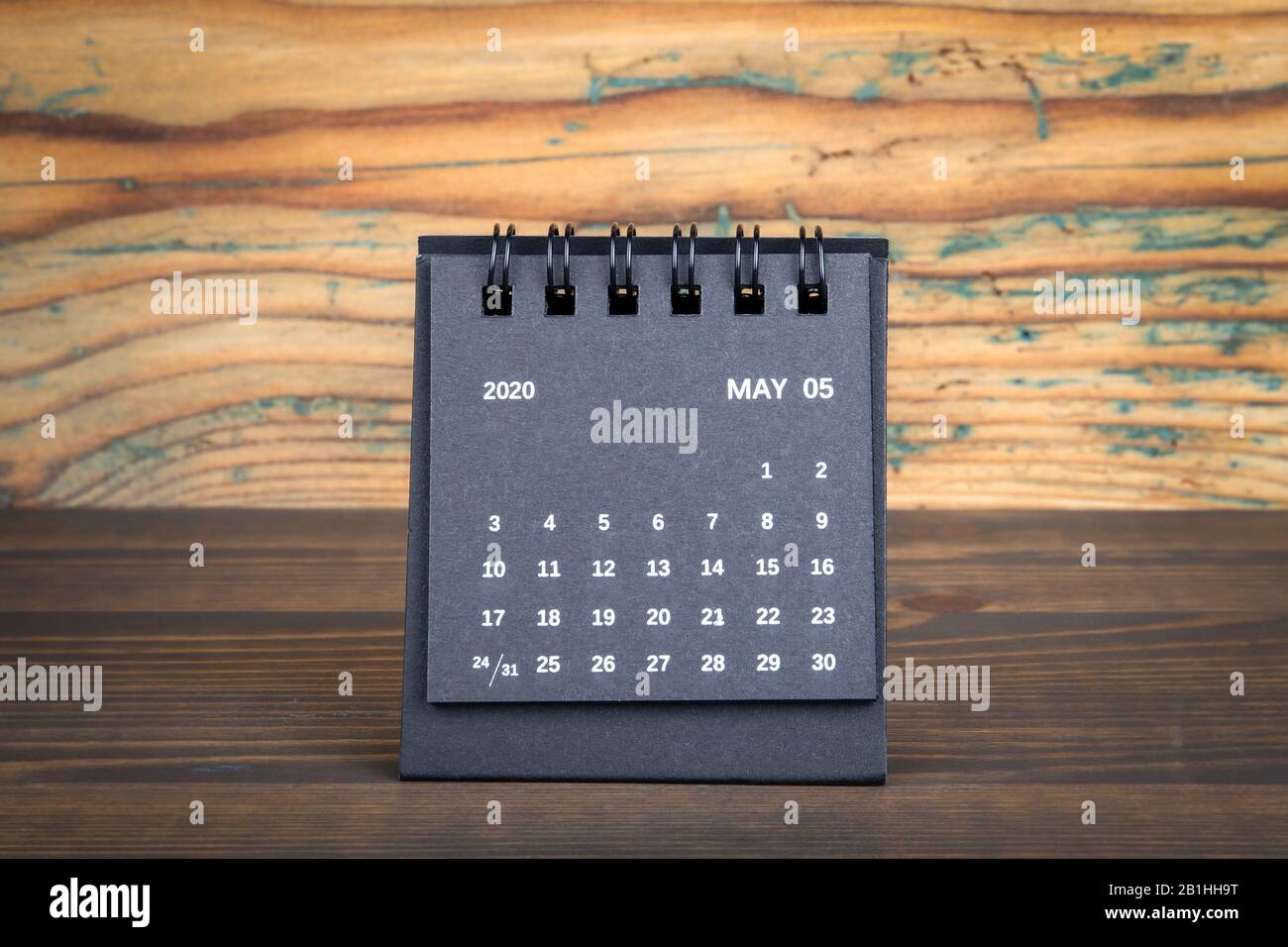 2020 Mai. Calendrier en papier noir sur une table en bois. Planification de l'heure, comptage de jour et jours fériés. Banque D'Images