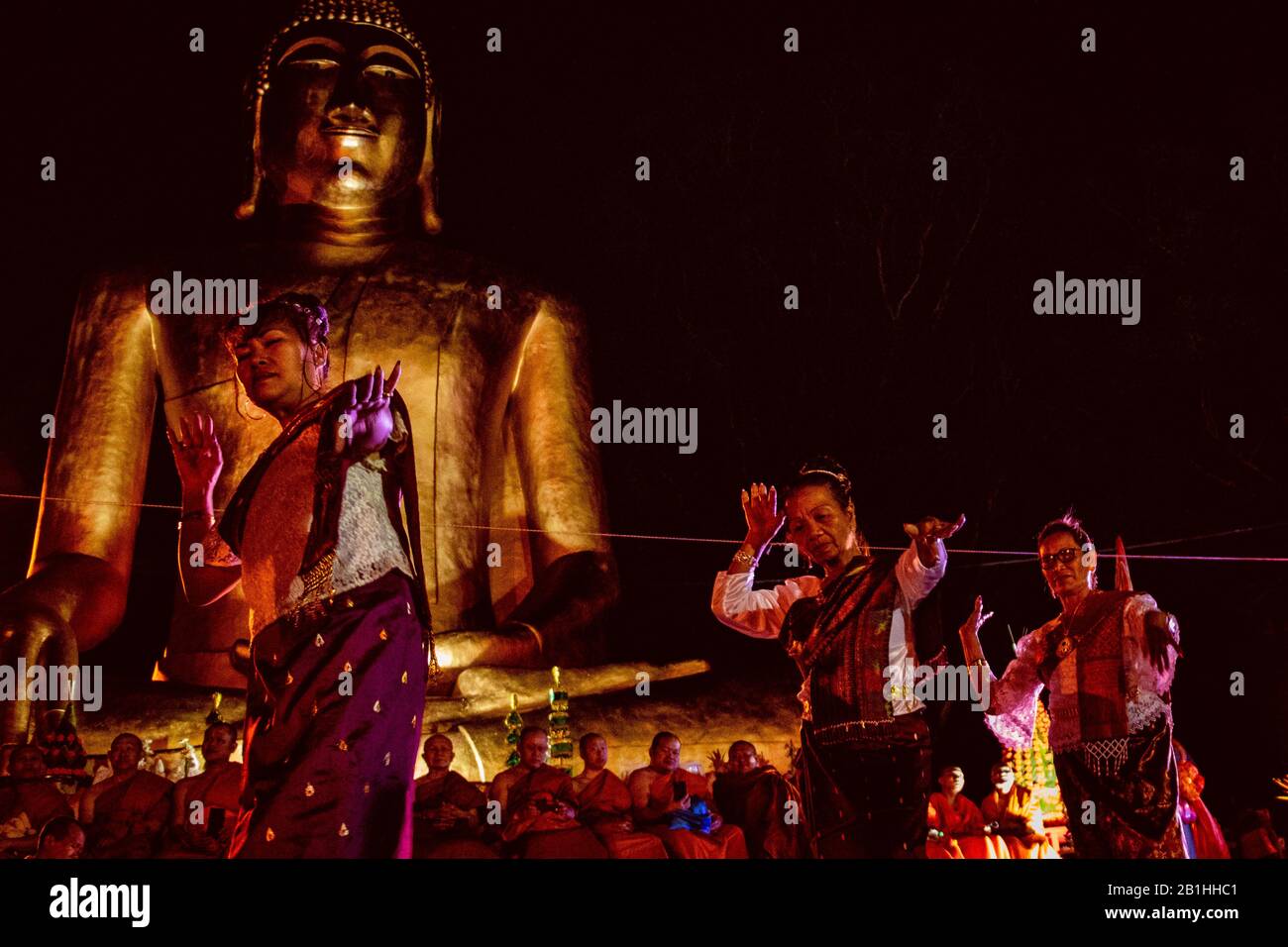 Trois femmes dansant pendant la célébration de l'ouverture du plus grand Bouddha d'Amérique latine Banque D'Images
